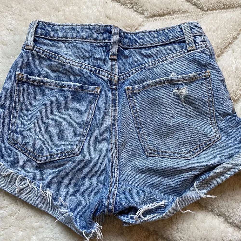  Säljer nu dessa zara shorts eftersom att de är alldeles för små 💕. Shorts.