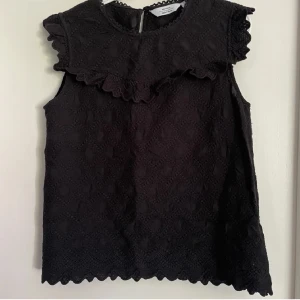Svart blus & other stories - Säljer en jätte fin svart blus från & other stories!! Super fin till skola men också fest!! 
