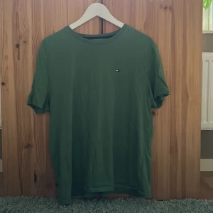 Tommy Hilfiger T-shirt  - Tommy Hilfiger T-shirt, sparsamt använd. Storlek M. 