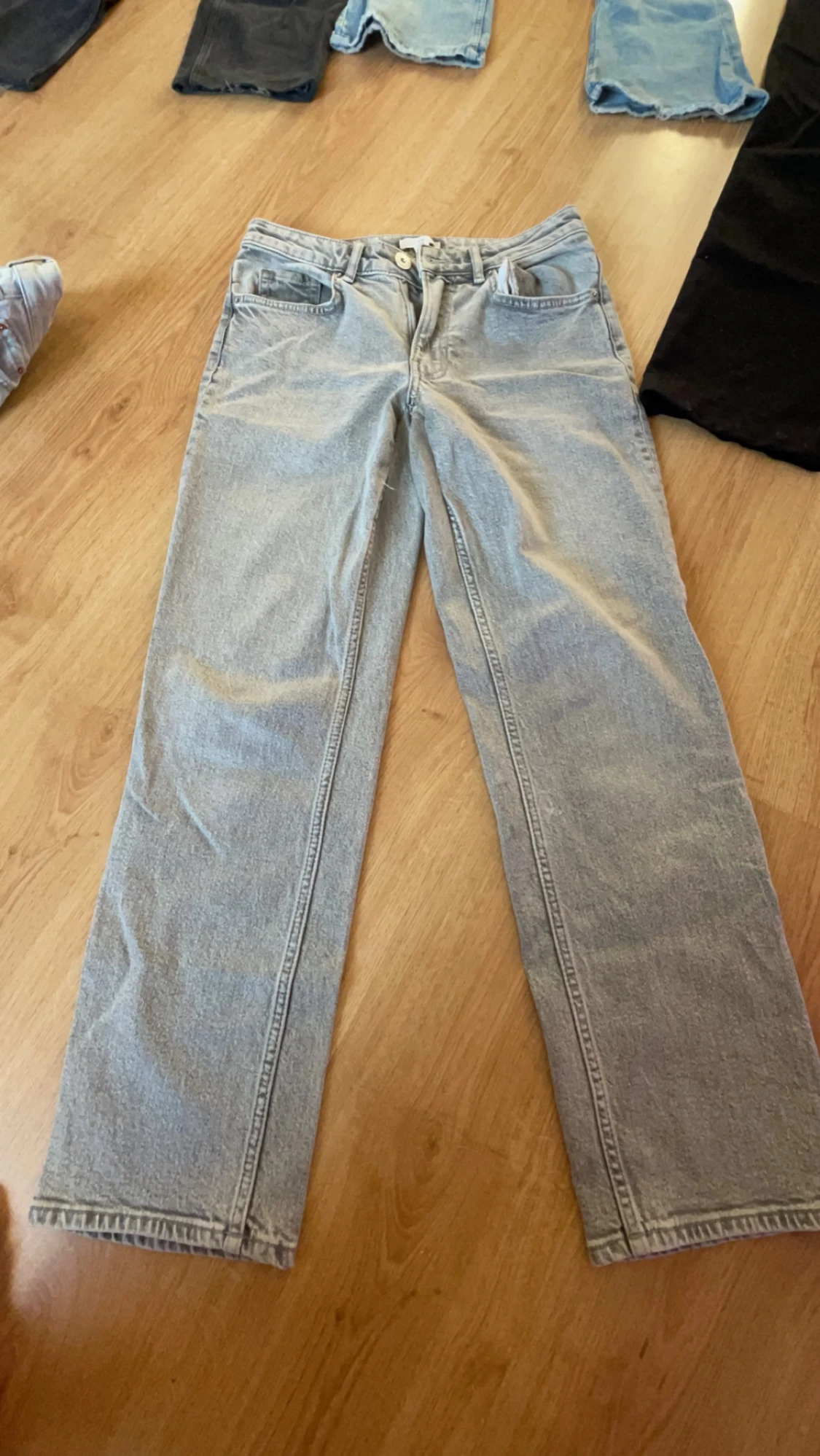 -gråalowwaistjeans-