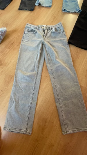 -gråalowwaistjeans- - gråa low/midwaistjeans från hm i storlek 36/S/xs! 
