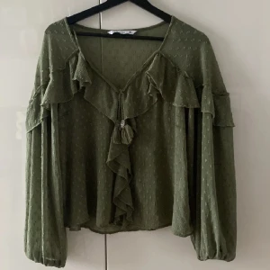 Grön blus zara - 💗INTRESSEKOLL💗 på min helt slutsålda gröna blus från zara!! Vet inte riktigt om jag vill sälja men skulle kunna sälja för ett bra pris!💞