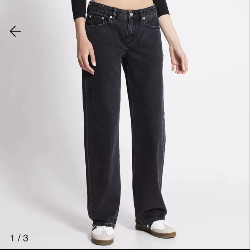 Lågmidjade svarta jeans storlek 36 Innebenslängd: 80cm Gott skick . Jeans & Byxor.