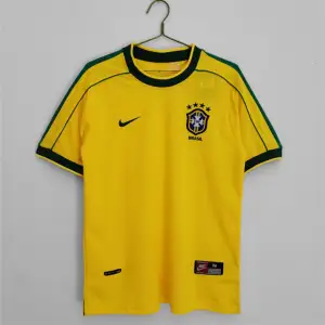 Brasilien hemma retro fotbollströja från 1998. Tröjan är 1:1. Lägg till namn för 40kr. Tar från 2 veckor till en månad att komma till destinationen.