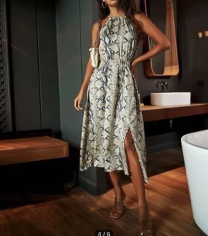 Klänning  - i polyester 