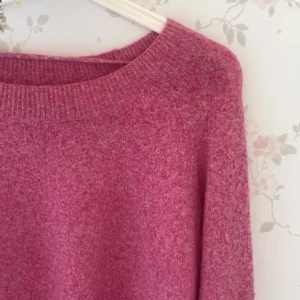 Stickad tröja från vero Moda  - Säljer världens mysigaste stickade tröja från vero Moda, då jag aldrig använder den. Jag är storlek S, men köpte den i XL för att få den lite oversized (kolla hur den sitter på bild 3) lite nopprig på framsidan, därav priset!❤️