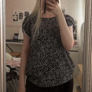 Blommig blus - En superfin blommig blus i färgerna vit och svart från Emery Rose i strl S!💓