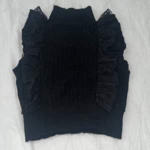Säljer den populära zara tröjan med volanger på ärmarna. Bara använd 2 gånger, är i jättebra skick. Är i storlek M men sitter som S.🤍(frakten tillkommer)