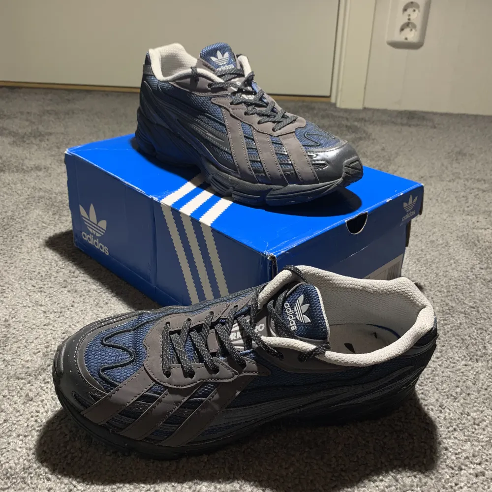 Säljer mina Adidas Orektro Bright Blue i storlek 43. Skorna är använda ett förtal gånger, så har minimala tecken på användning. Skick:9/10. Skor.