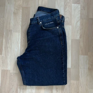 Mörklblåa vida jeans  - Märke: Sweet Sktbs  Storlek: L Skick: knappt använda