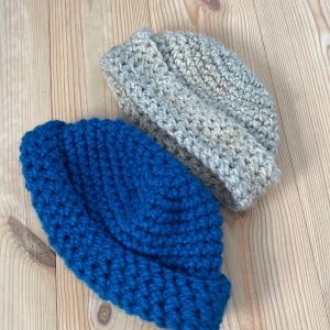 Virkade Mössor - Hej, jag virkar beanies! Kan göra i de färgerna på bilderna + en rosa/lila färg! Samma storlek på alla, kan göra mindre om de önskas! 100-150kr