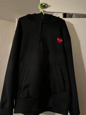 Cdg hoodie - Rensar mitt garderob vill bara bli av med den, storlek S unisex Självklart äkta, snabb affär kan priset diskuteras