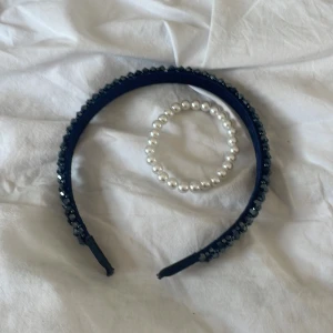 Säljerr  - Säljer ett diadem och ett armband! Diademet 20 kr i nypris och armbandet 10❤️ använda ungefär två ggr🤍
