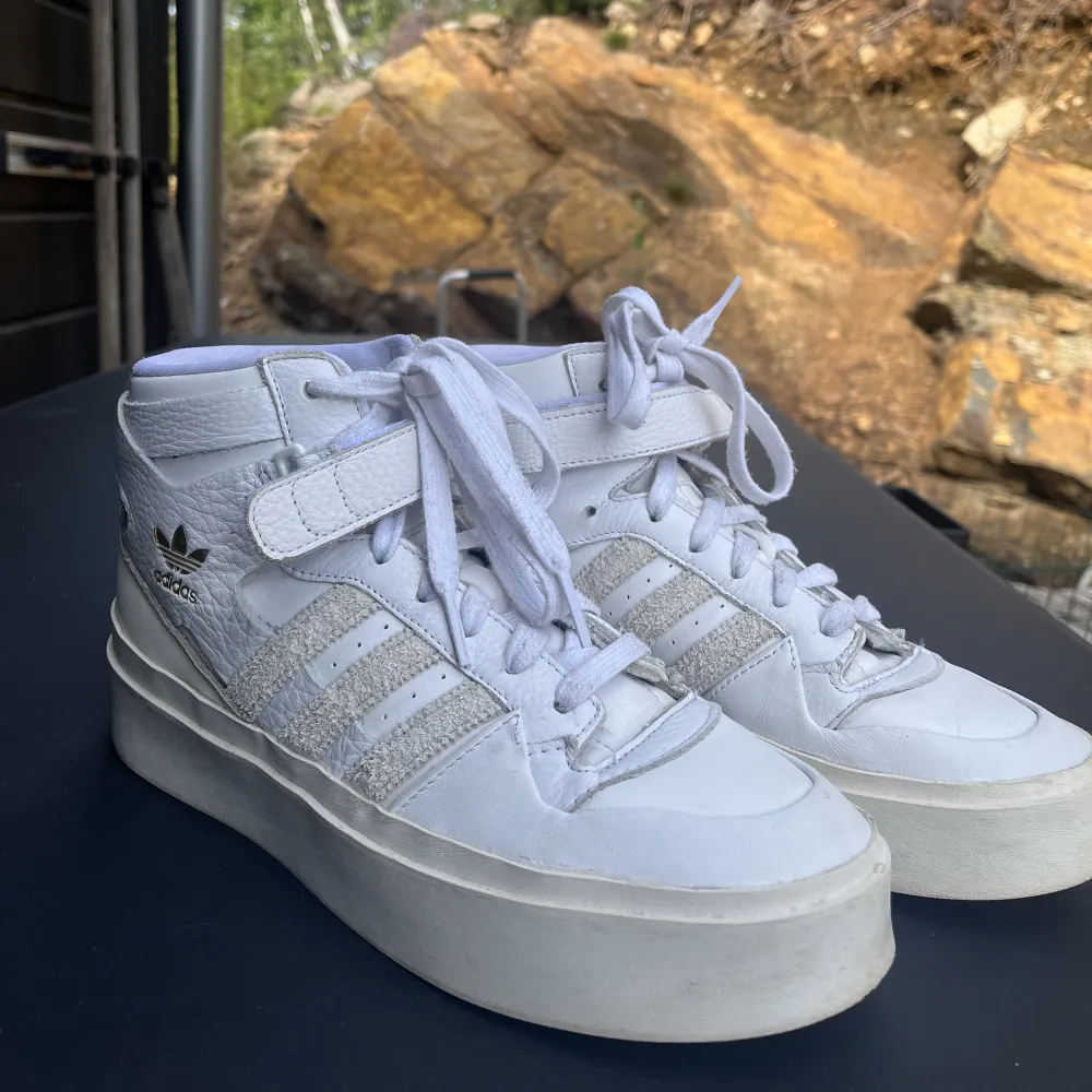 Jättefina höga sneakers i modell Adidas Forum Bonega Mid som är mycket sparsamt använda och därför som i nyskick! Köptes förra året för runt tusenlappen och vill kolla om det finns intresse för dessa💥. Skor.