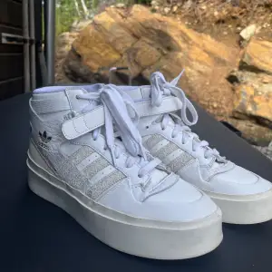 Jättefina höga sneakers i modell Adidas Forum Bonega Mid som är mycket sparsamt använda och därför som i nyskick! Köptes förra året för runt tusenlappen och vill kolla om det finns intresse för dessa💥