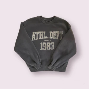 Vintage tryck sweater - Svart tröja med fint vintage tryck från Gina Tricot. Strl XXS men passar på XS💕