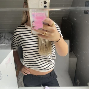 Randig t shirt  - Randig t shirt från hm, superskönt och passar till mke🫶🏼💅🏼