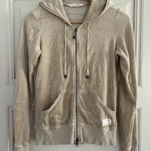 Tröja Odd Molly  - Beige huvtröja från Odd Molly med dragkedja framtill. Virkade detaljer vid fickor och runt luvan. Använd ett fåtal gånger och är i mycket bra skick.