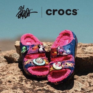 Crocs x Ron English - Helt nya Crocs x Ron English cozzzy sandaler med tags! Stl EU 36-37, US W 6. Alla jibbitz på bilden ingår. Slutsåld överallt, går ej att få tag på längre! En utav jibbitzen lyser i mörkret. 