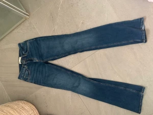 Zara jeans  - Lågmidjade blå bootcut jeans från zara! Storlek 36