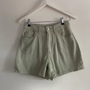 Gröna jeansshorts  - Jeans shorts från H&M använda ca 3 gånger så dom är så gott som nya passar en 36/38