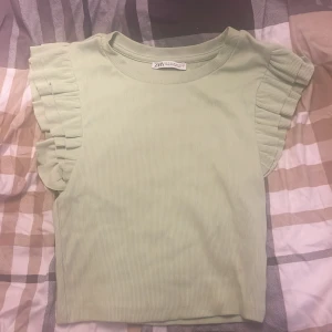 Topp - Lime grön volang topp, färgen syns bättre på tredje bilden, använd en gång, från zara storlek S 