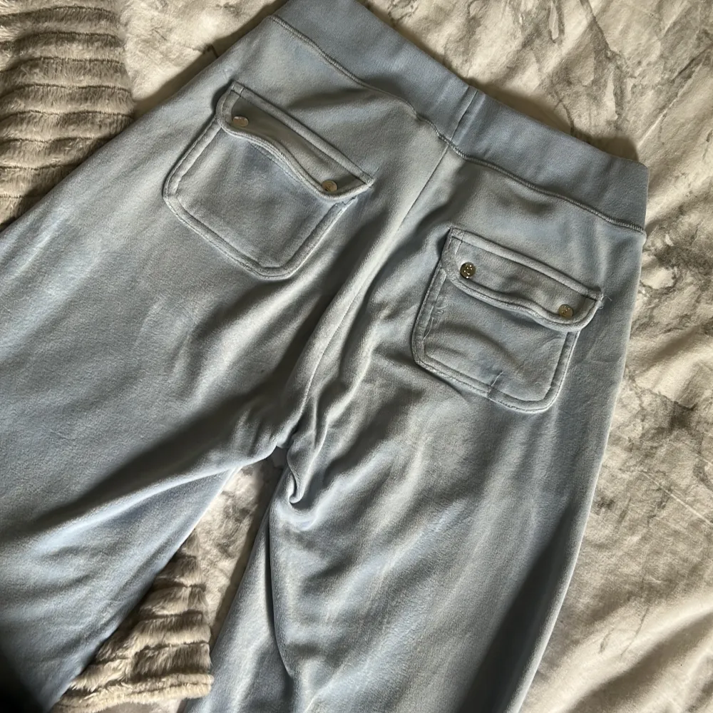 Fina ljus-blåa juicy byxor i storlek xs😻nypris 1100kr. Jeans & Byxor.