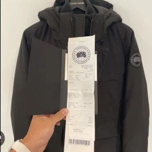 Canada Goose Maitland Parka Black Label - Canada Goose Maitland Parka Black Label storlek M Helt ny haft på mig den 1 gång kvitto finns kan skickas om köparen står för frakten.