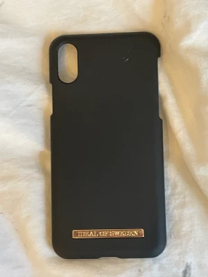 Ideal of Sweden skal iPhone xs  - Ett snyggt skal till iPhone xs från ideal of Sweden det är även magnetiskt så man kan fästa andra magnetiska tillbehör på det, mycket fint skick! Tryck på köp nu eller kontakta mig vid frågor eller om smafrakt! 💗