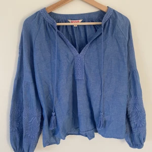 Topp/Blus  - Blus från indiska i storlek M. Inga fläckar inga hål. Orginalpris 500