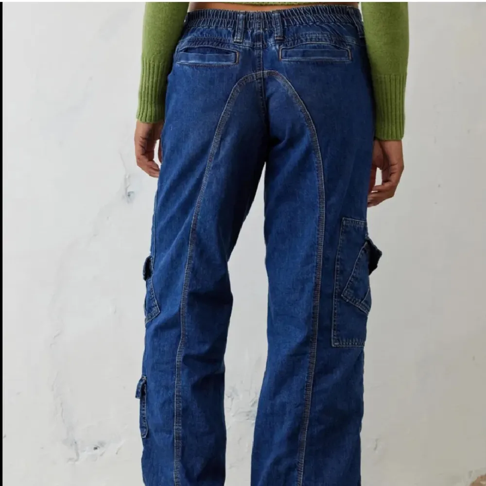 Jeans från Urban Otfitters som inte säljs längre. Sparsamt använda utan större skador. Köptes för ungefär 700 kr. Färgen är lite annorlunda i verkligheten än på bilden. Skriv om du vill ha fler bilder eller undrar något! Använd gärna köp nu!<3. Jeans & Byxor.