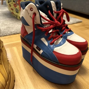 Buffalo towers pepsi färger - Typ helt nya. Inget slitage på sulan.  Användes vid en fotografering. 