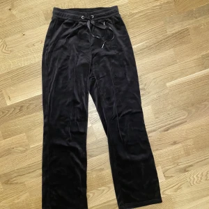 Mjukisar  - Säljer dessa mjukisar från Gina tricot, storlek xs🤎