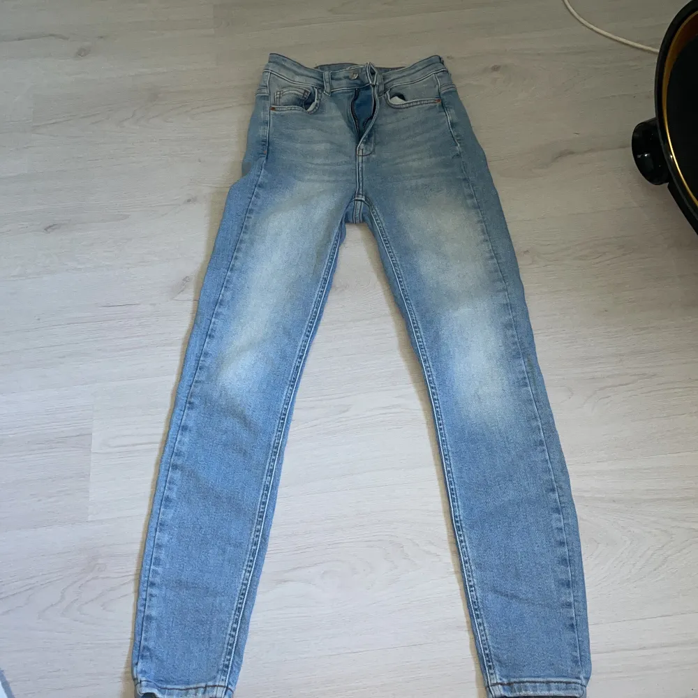 ett par ljusblåa skinny jenas . Jeans & Byxor.