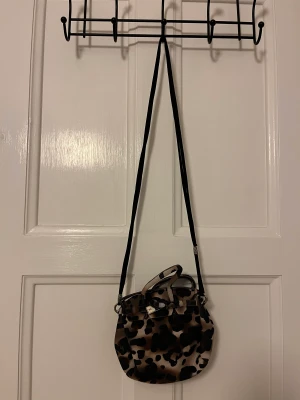 Tygväska  - Liten tygväska från made in Italy  Sparsamt använd  