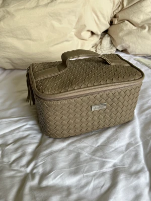 Necessär - Necessär från märket Shelas. Bra förvaring för t.ex. sminkborstar i locket. Mått: 23x17x13cm. Lite fläckar i botten, kan ev gå bort om man tvättar. 