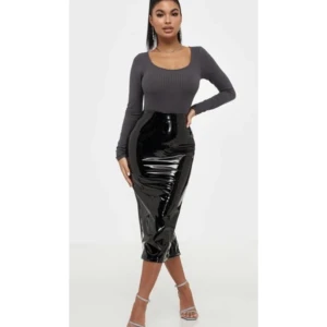 Midi Vinyl skirt - Säljer en oanvänd kjol från Nelly.