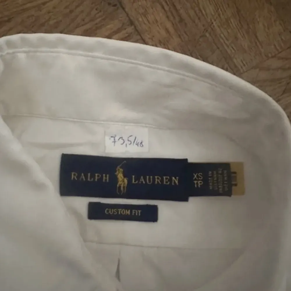 Stilren och bekväm Ralph Lauren skjorta. Skjortan är i 10/10 skick, inga synliga fel eller skador. Kontakta mig vid eventuella frågor!😄. Skjortor.