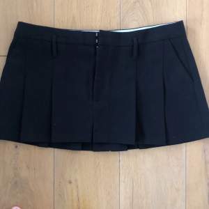 Kort svart fin kjol från Zara 