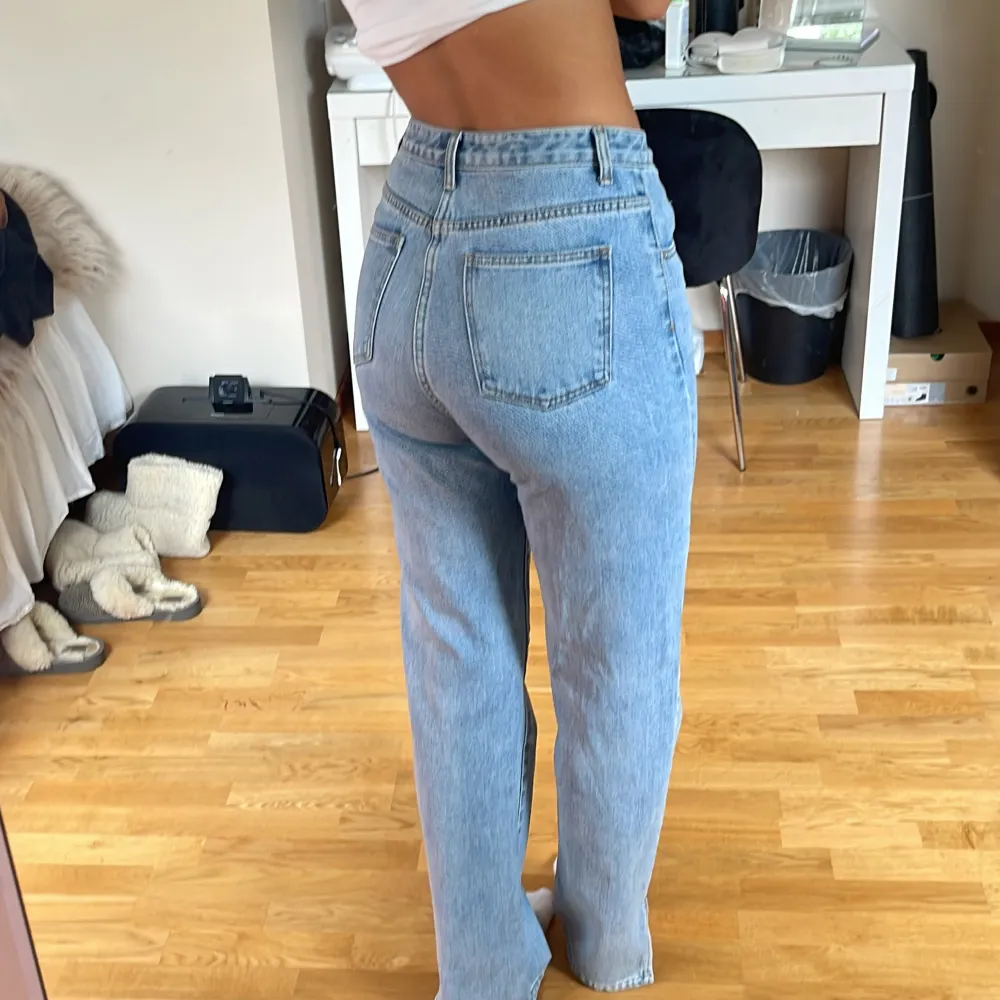 Långa jeans med slits där nere💕Jag är 177 cm. Jeans & Byxor.
