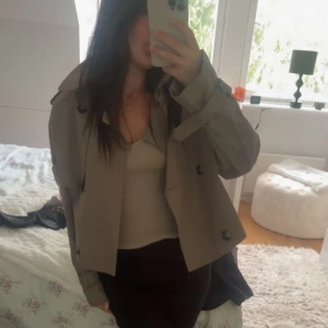 Trenchcoat  - Superfin kort trenchcoat 🩷 