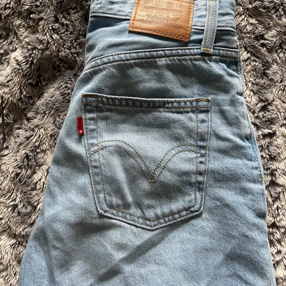 Blåa mom jeans från Levis. Köpta för 1 år sen men bara använda 2 gånger🩵nypris 1200kr . Jeans & Byxor.