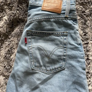 Levis jeans - Blåa mom jeans från Levis. Köpta för 1 år sen men bara använda 2 gånger🩵nypris 1200kr 