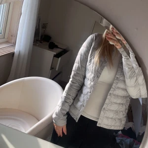 Uniqlo jacka - Köpte den secondhand enda defekten är de man ser på 3e bilden💓
