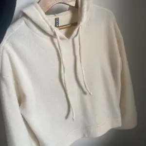 En mysig hoodie från Vero Moda. Väldigt skönt material och är använd ett par gånger. Fler bilder kan skickas.