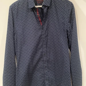 Skjorta från Zara! - Skjorta från Zara i slimfit, storlek S.  Bra skick.