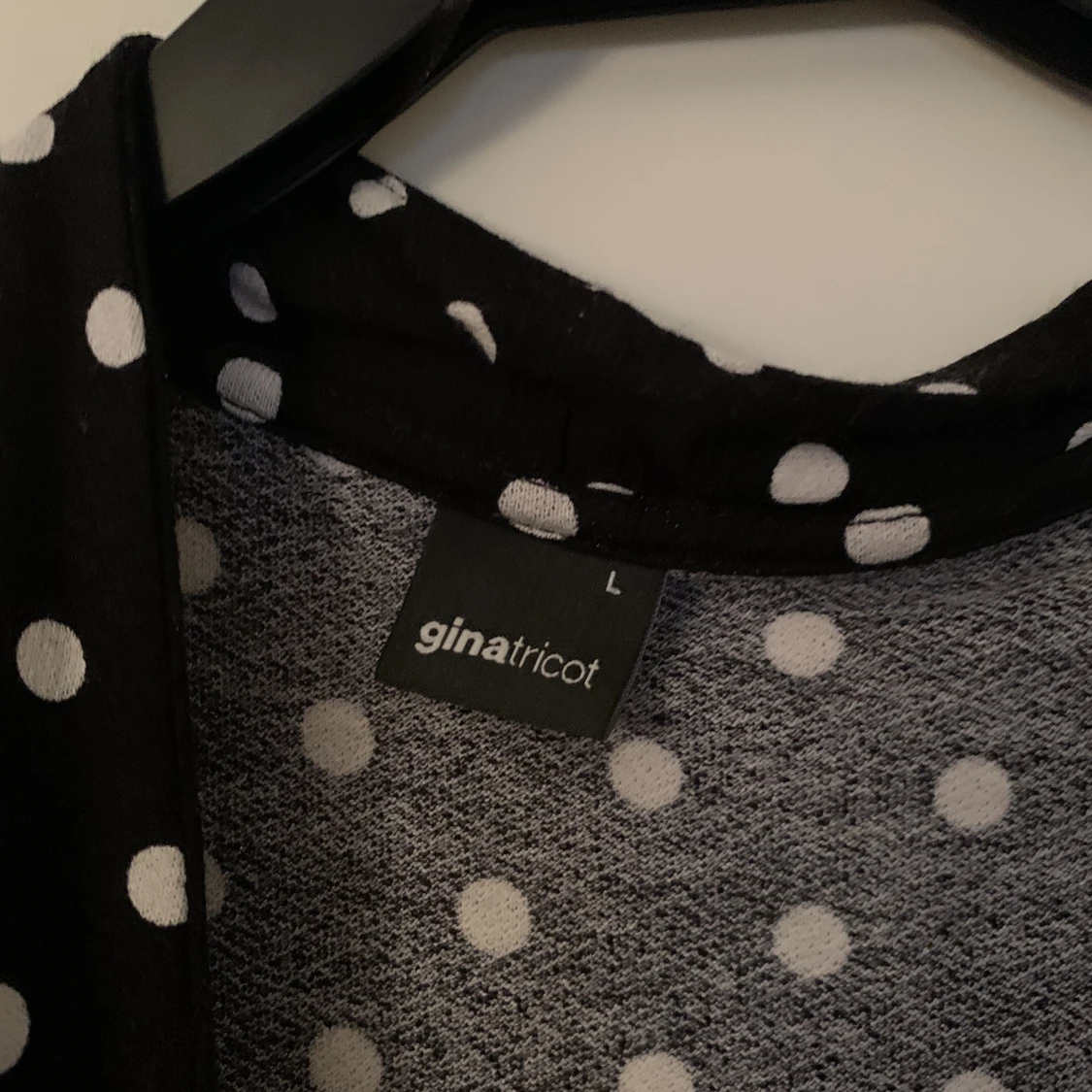 Svart prickig tröja  - 90
