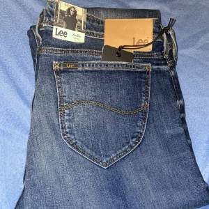 Helt nya Sallie relaxed jeans med prislappen kvar. Finns två par i storleken W30/L33. 