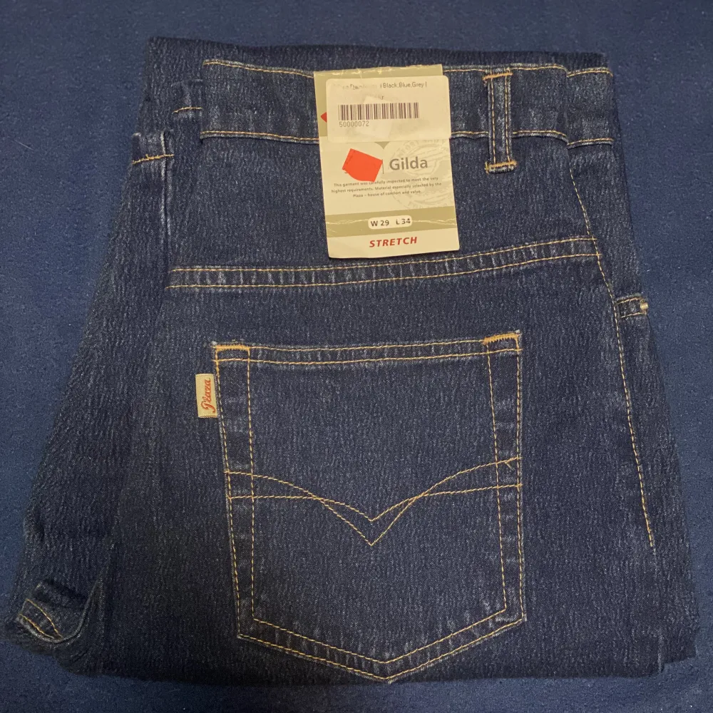 Helt nya mörkblåa plaza jeans i modellen ”Gilda” o med prislappen kvar! Finns i storleken W29/L34. Jeans & Byxor.
