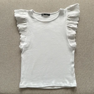 Vit topp - Säljer vit volang topp från zara strl s men liten i storleken 